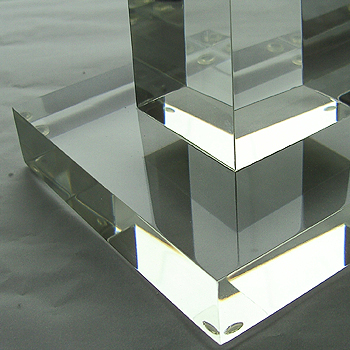 Bild: Obelisk aus optischem Glas (Detail Fuß)