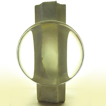 Bild: Glasobjekt, optisches Glas und Marmor (Frontansicht)
