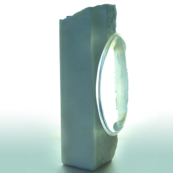 Bild: Glasobjekt, optisches Glas und Marmor (Seitenansicht)